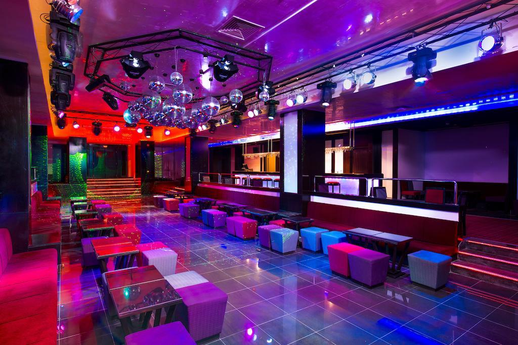이베로스타 셀렉션 로얄 엘 만수르 마흐디아 외부 사진 The interior of the nightclub