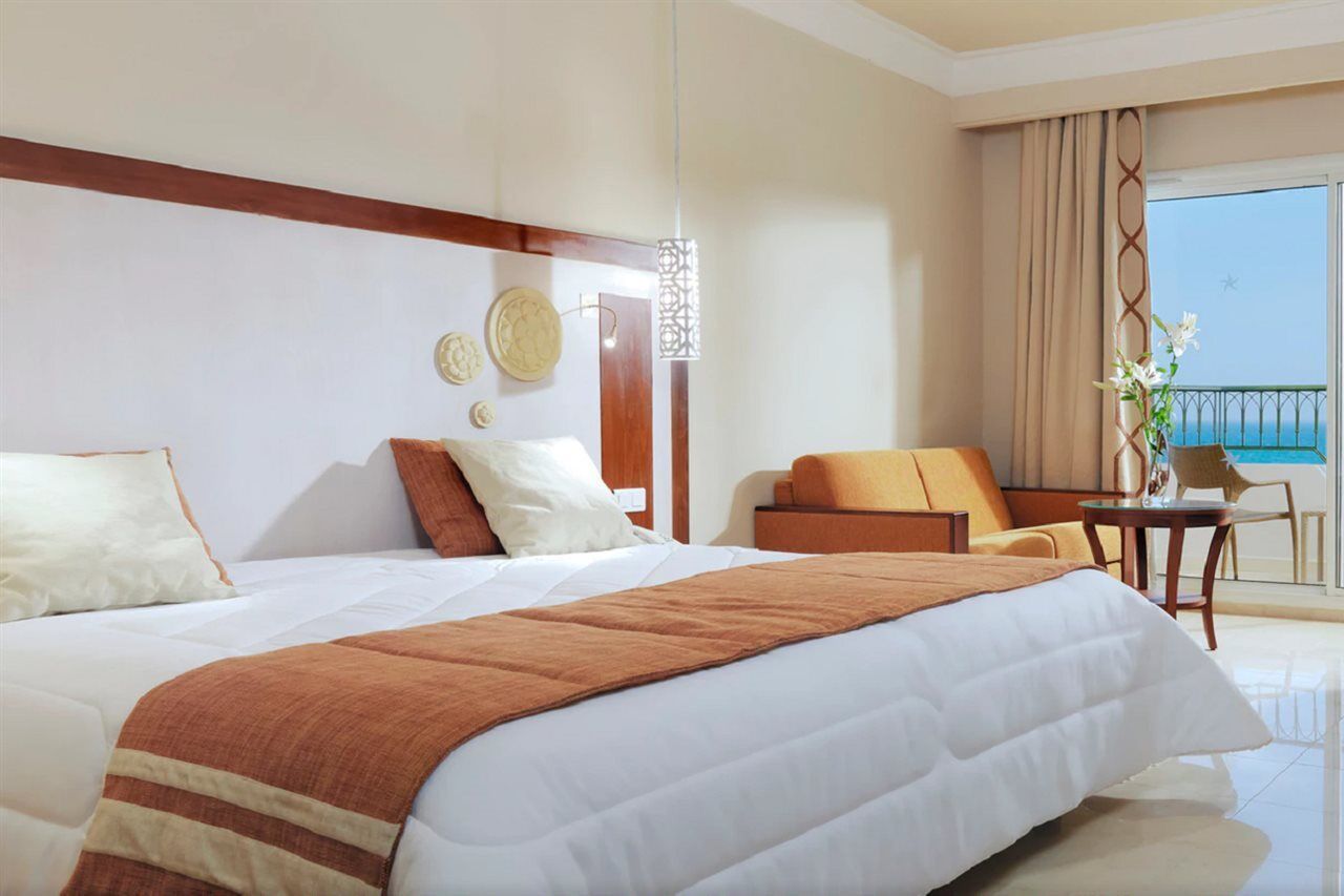 이베로스타 셀렉션 로얄 엘 만수르 마흐디아 외부 사진 A bedroom in a hotel